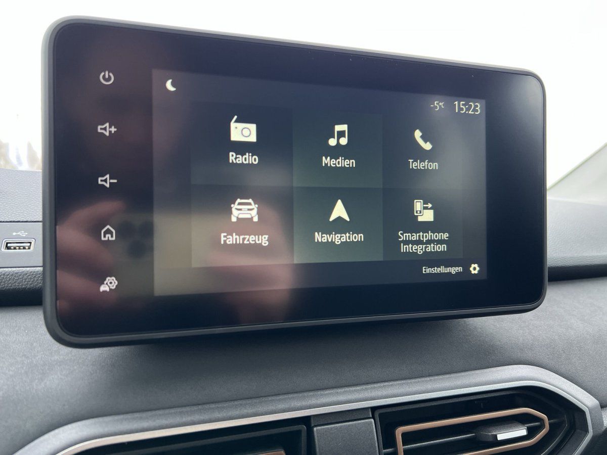 Infotainment-Touchscreen im Fahrzeug mit Navigation, Radio, Medien und Smartphone Integration