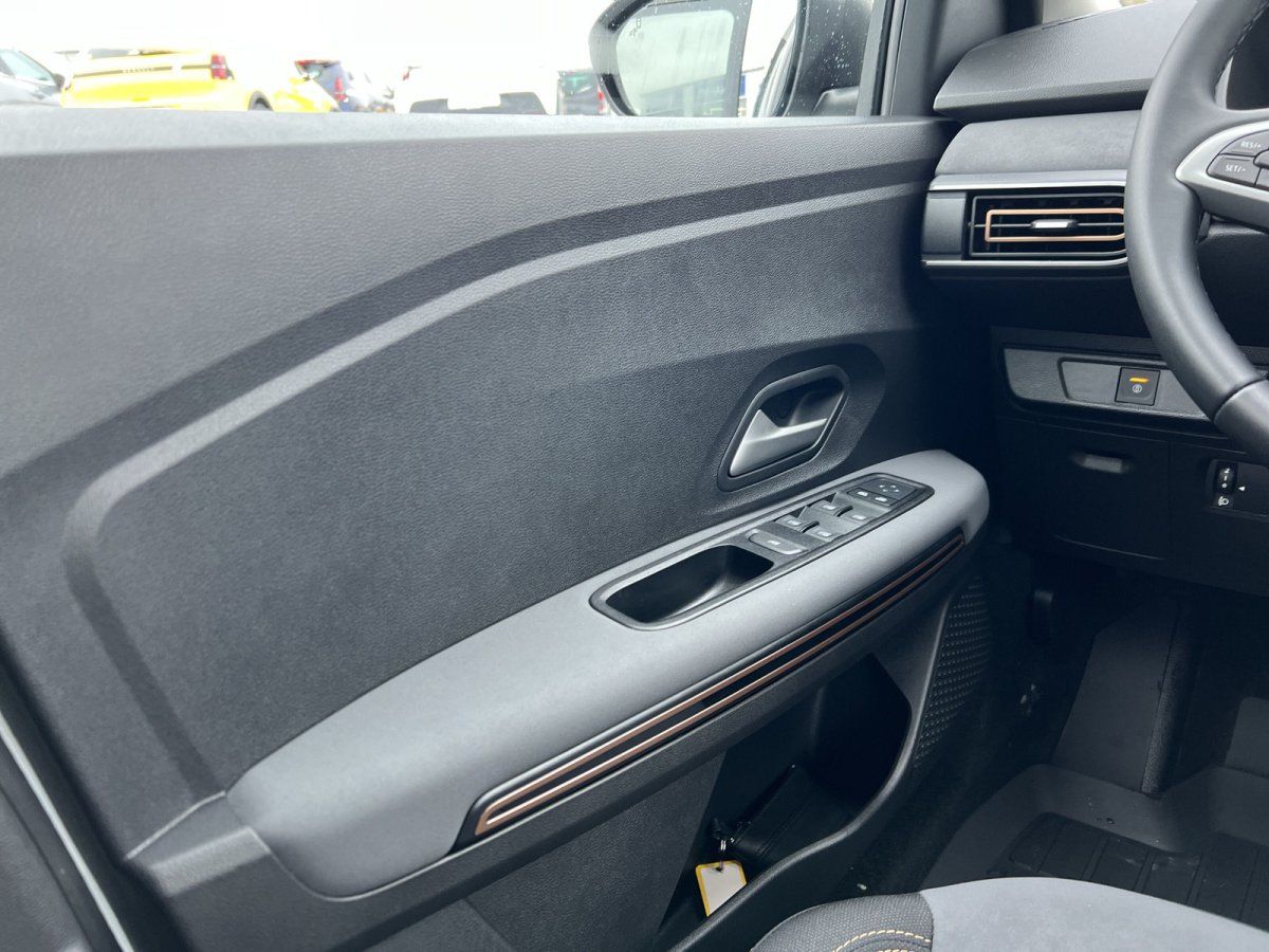 Fahrzeuginnenraum Fahrertür mit elektrischen Fensterhebern und Kupfer-Zierleisten