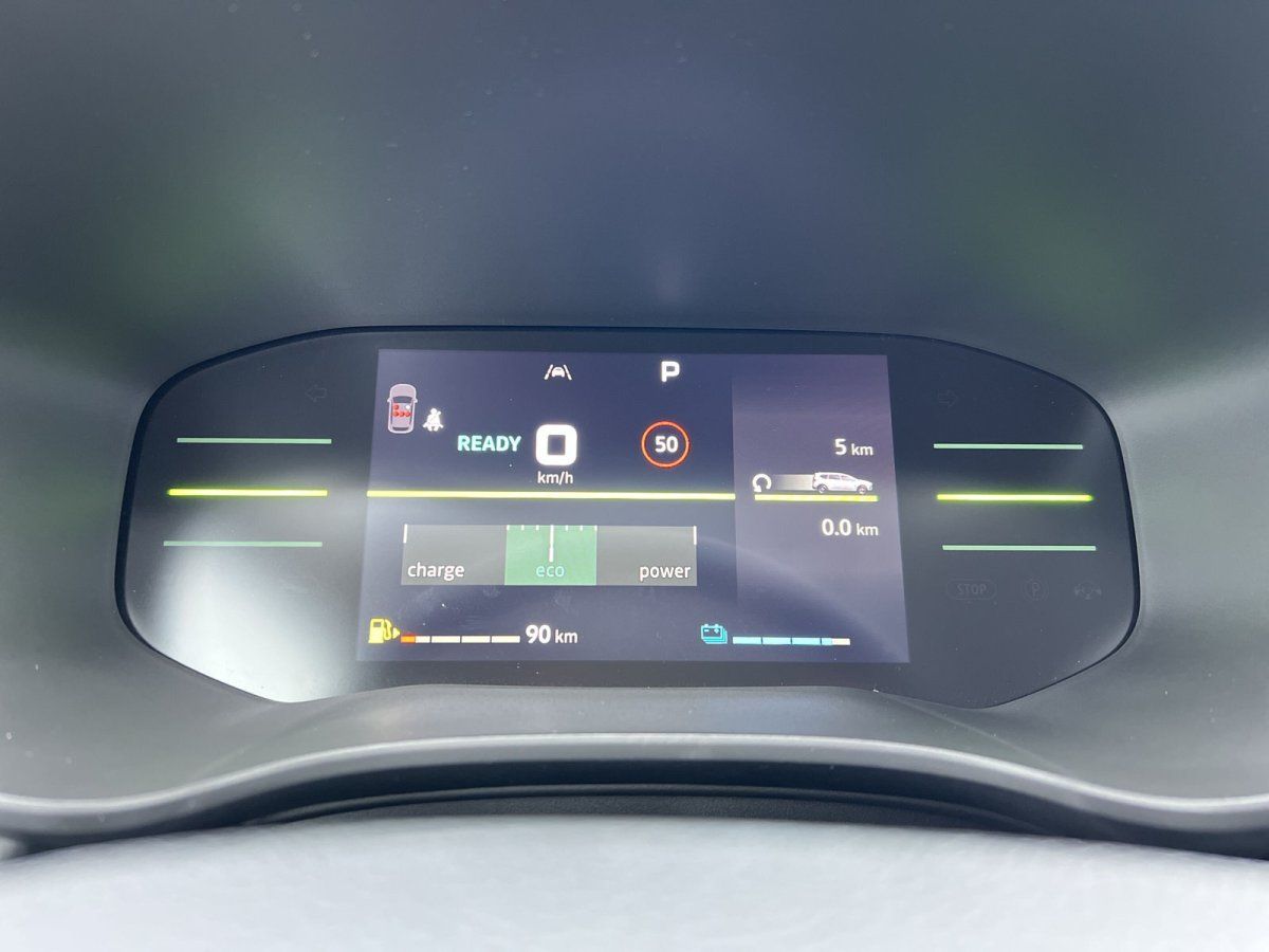 Digitales Kombiinstrument eines Elektrofahrzeugs mit Eco-Modus, 90 km Reichweite und Park-Stellung