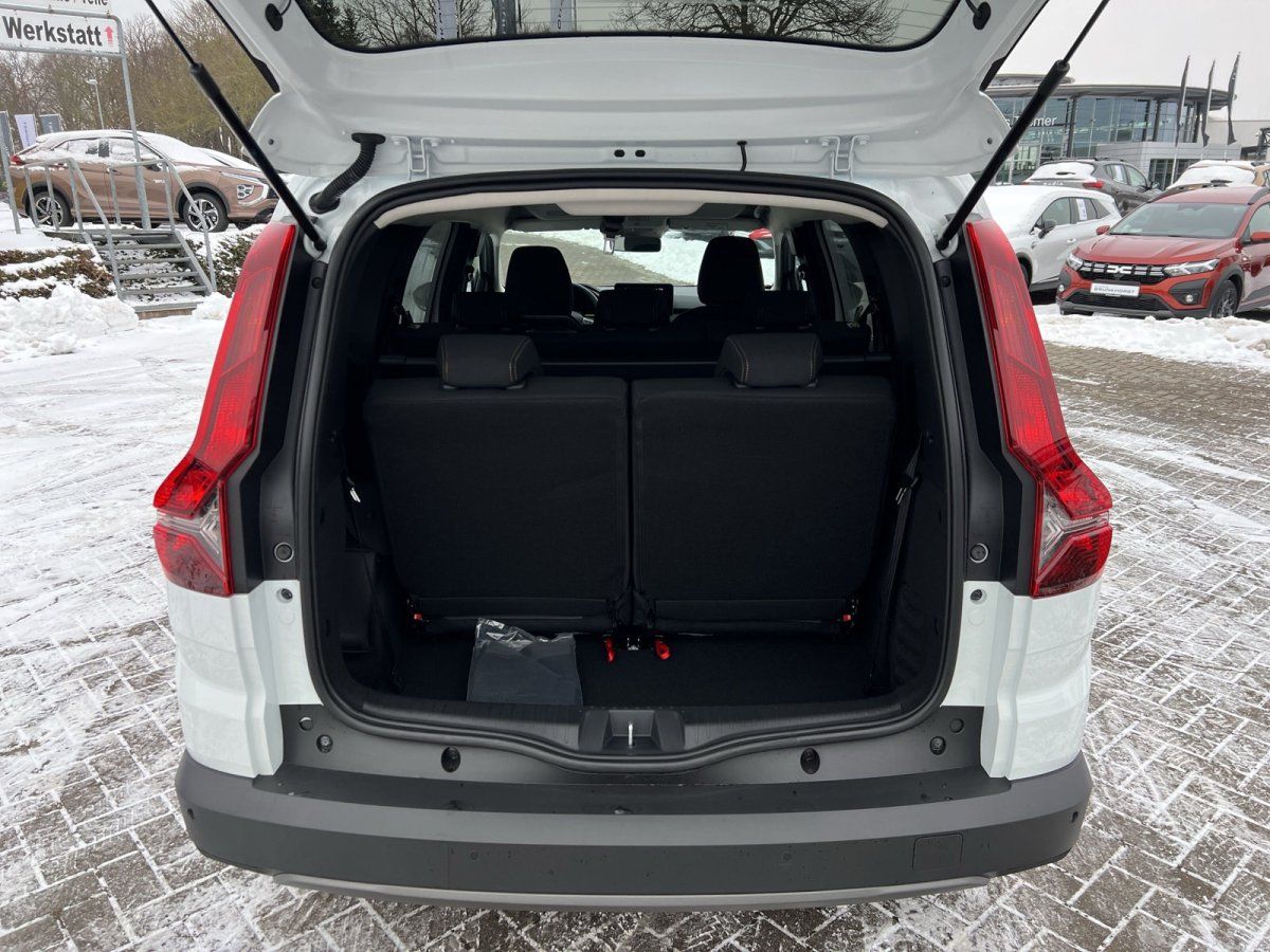 Weißer Dacia Jogger Kofferraum offen mit umklappbarer Rücksitzbank im Autohaus