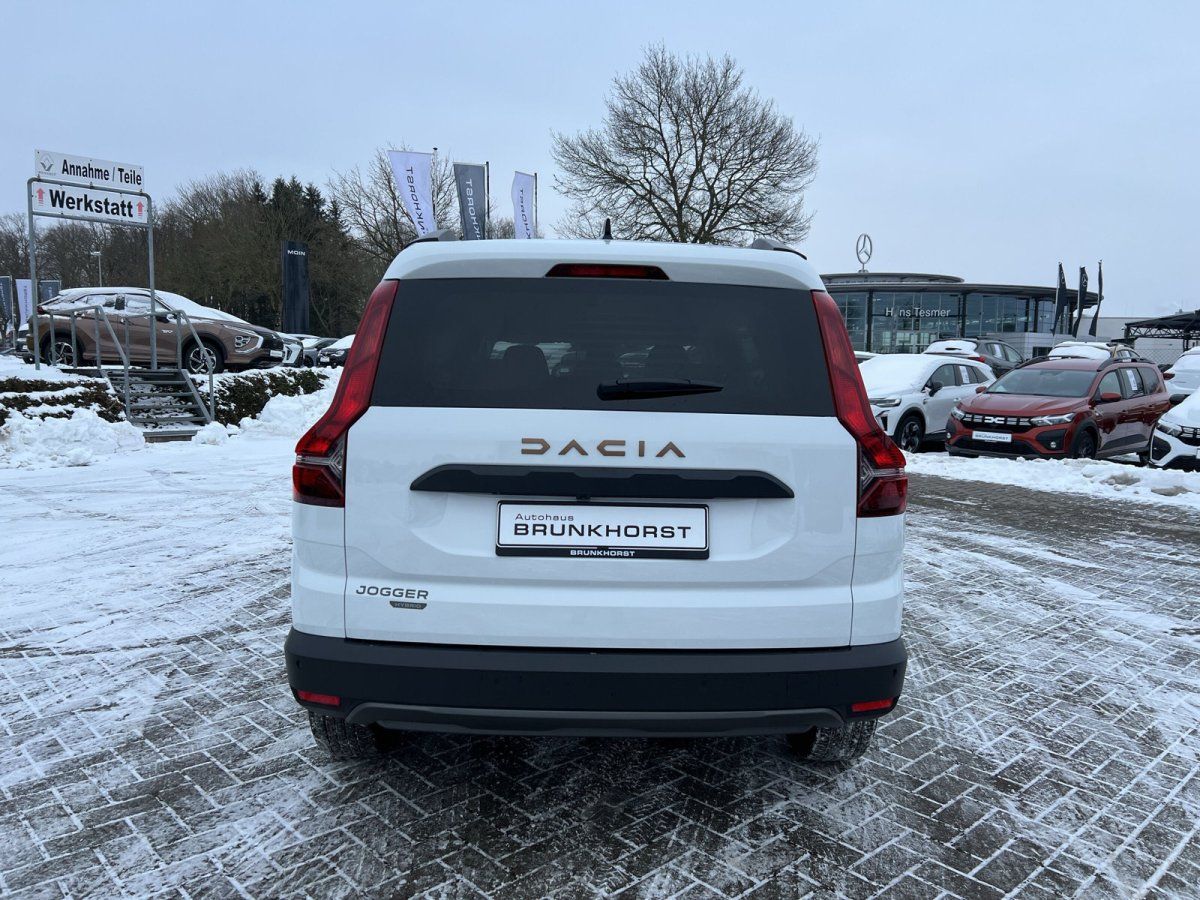 Weißer Dacia Jogger Heckansicht im Autohaus Brunkhorst Showroom
