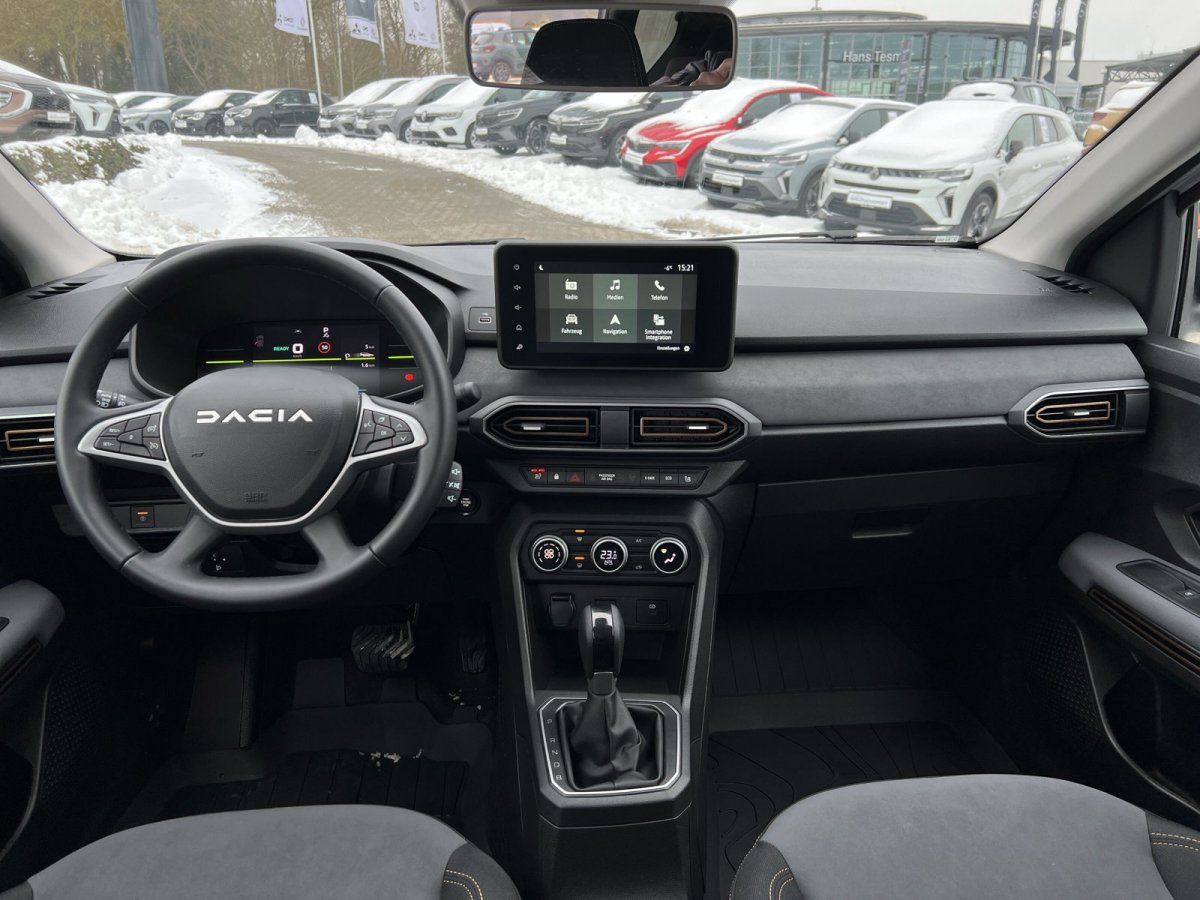 Dacia Innenraum Cockpit mit Lenkrad, Digitalanzeige, Touchscreen und Automatikgetriebe im Autohaus