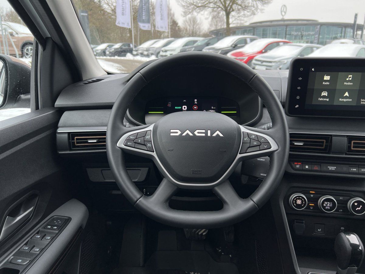 Dacia Innenraum Cockpit mit Lenkrad, Touchscreen-Display und Klimaanlage im Autohaus