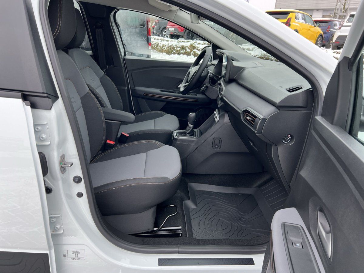 Innenraum weißes Fahrzeug Beifahrerseite mit grauen Stoffsitzen und Automatikgetriebe im Autohaus