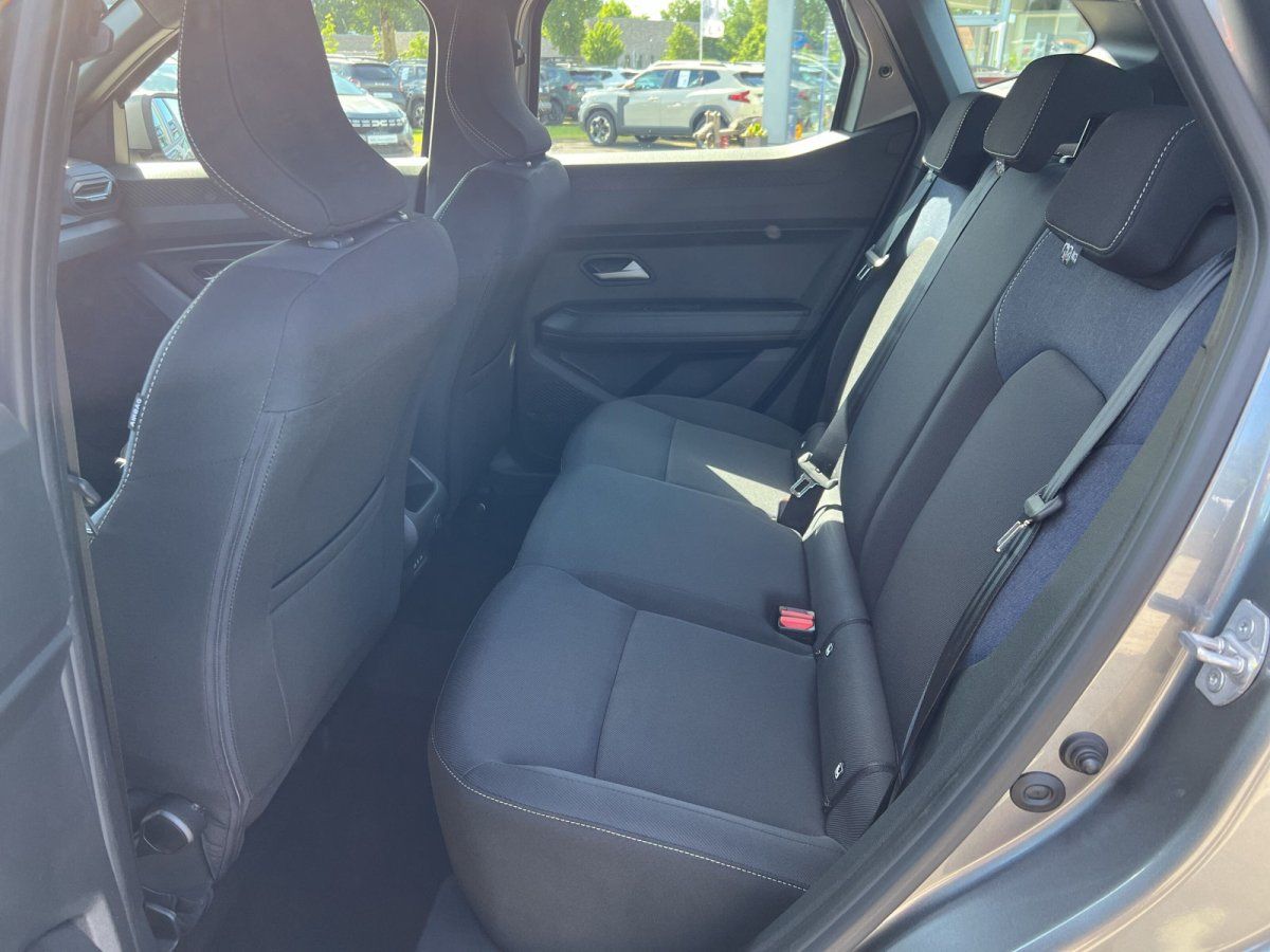 Innenraum Rücksitzbank eines modernen Fahrzeugs mit schwarzen Stoffsitzen im Autohaus