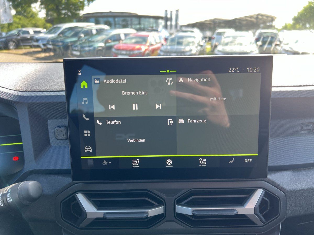 Fahrzeuginnenraum mit Infotainment-Display im Autohaus-Showroom