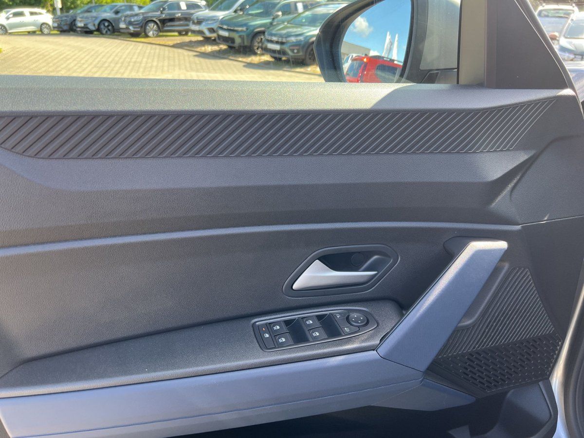 Fahrzeugtür Innenansicht mit Fensterheber, Türgriff und Lautsprecher – modernes Fahrzeuginterieur