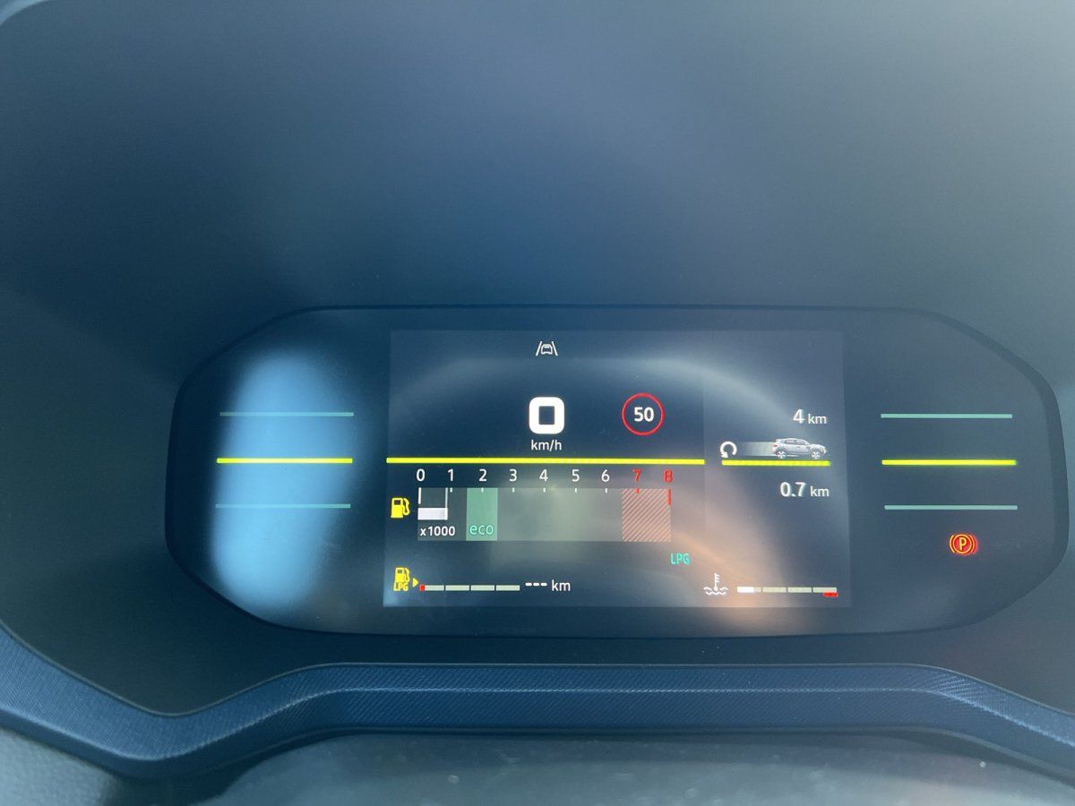 Digitales Kombiinstrument eines Fahrzeugs mit LPG-Anzeige, Tachometer und Fahrerassistenzsystem im Autohaus