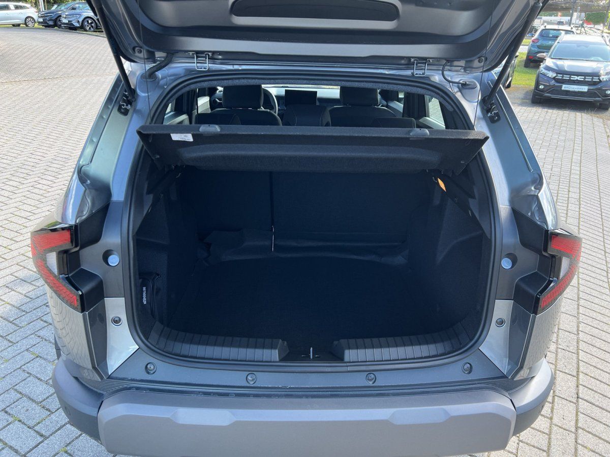 Grauer SUV Kofferraum geöffnet im Autohaus – geräumiger Laderaum mit schwarzer Verkleidung