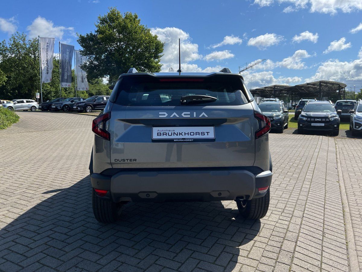 Dacia Duster grau Heckansicht im Autohaus Brunkhorst Showroom