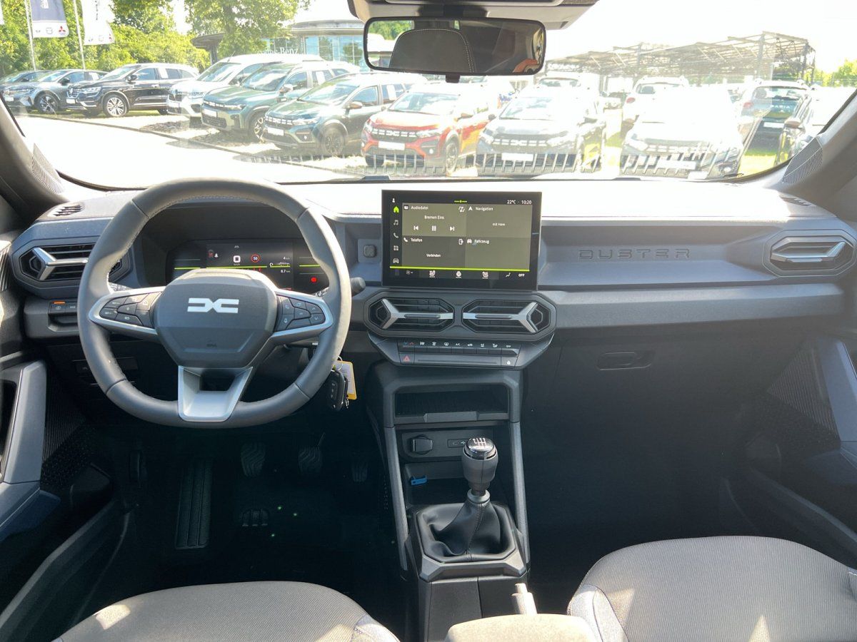 Dacia Duster Innenraum mit Touchscreen, Schaltgetriebe und modernem Cockpit