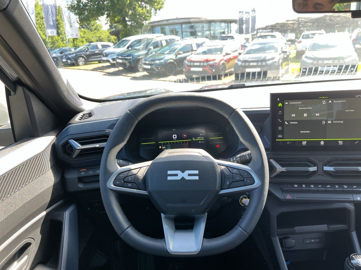 Dacia Innenraum mit Lenkrad und Infotainment-Touchscreen im Autohaus
