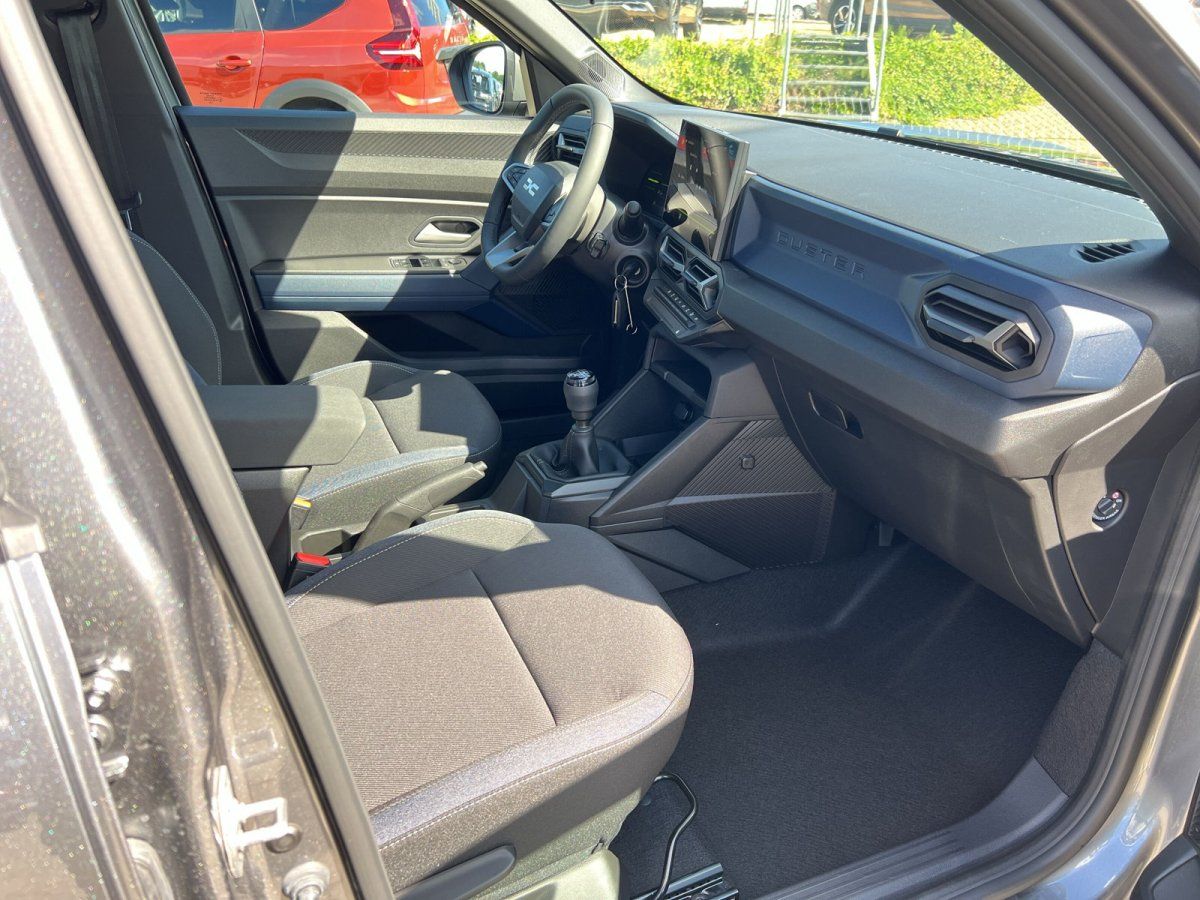 Dacia Duster Innenraum Fahrerseite mit Schaltgetriebe und modernem Cockpit