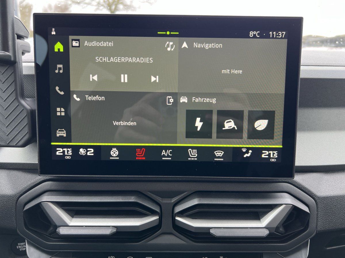 Fahrzeug-Infotainmentsystem Innenraum mit Touchscreen-Display, Klimasteuerung und Navigation