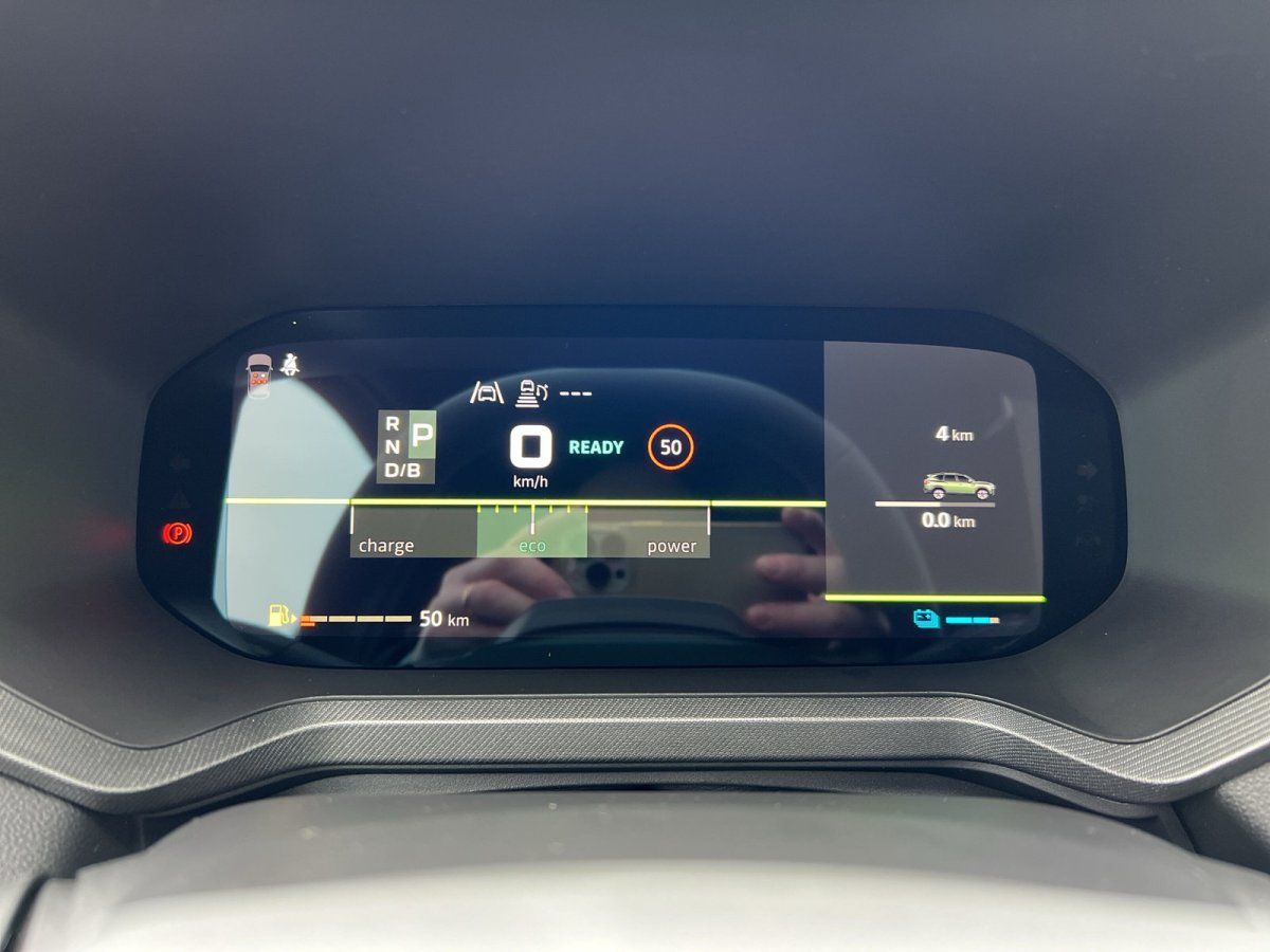 Digitales Kombiinstrument eines Skoda Hybrid-Fahrzeugs mit READY-Anzeige und Eco-Modus im Autohaus