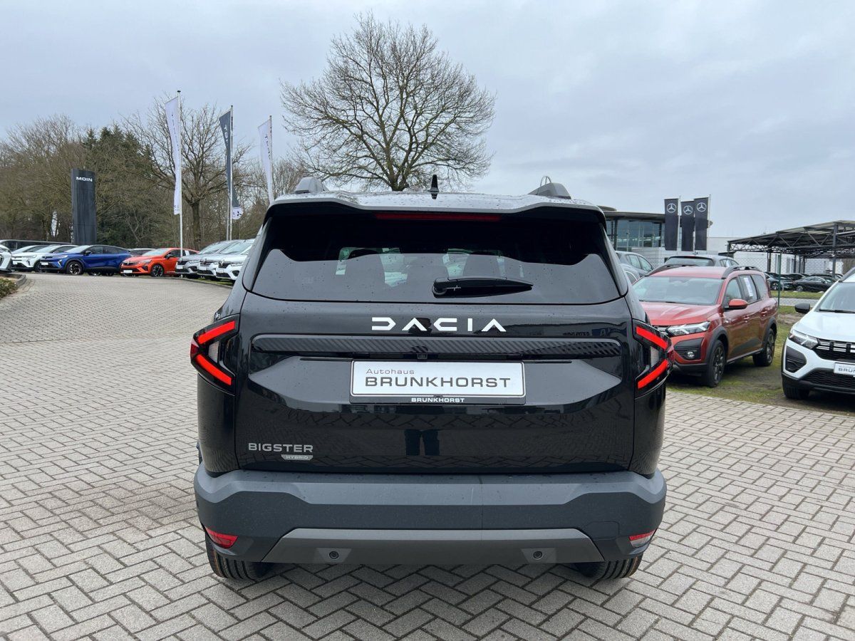 Dacia Bigster SUV schwarz Heckansicht im Autohaus Brunkhorst Showroom