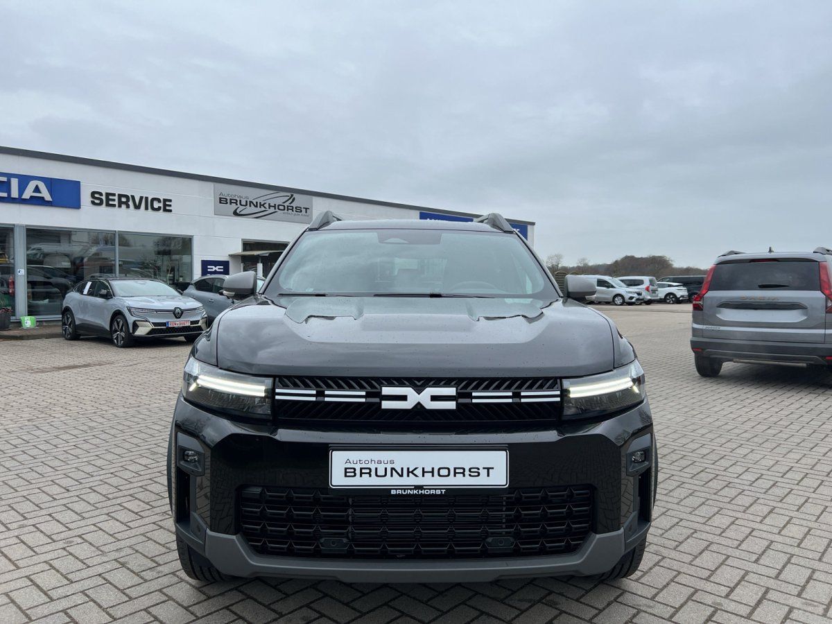 Schwarzer Dacia Duster SUV Frontansicht im Autohaus Brunkhorst Showroom