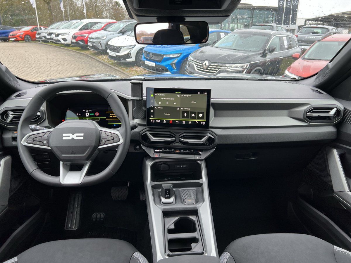 Dacia Innenraum mit Touchscreen, digitalem Cockpit und modernem Lenkrad in Autohaus