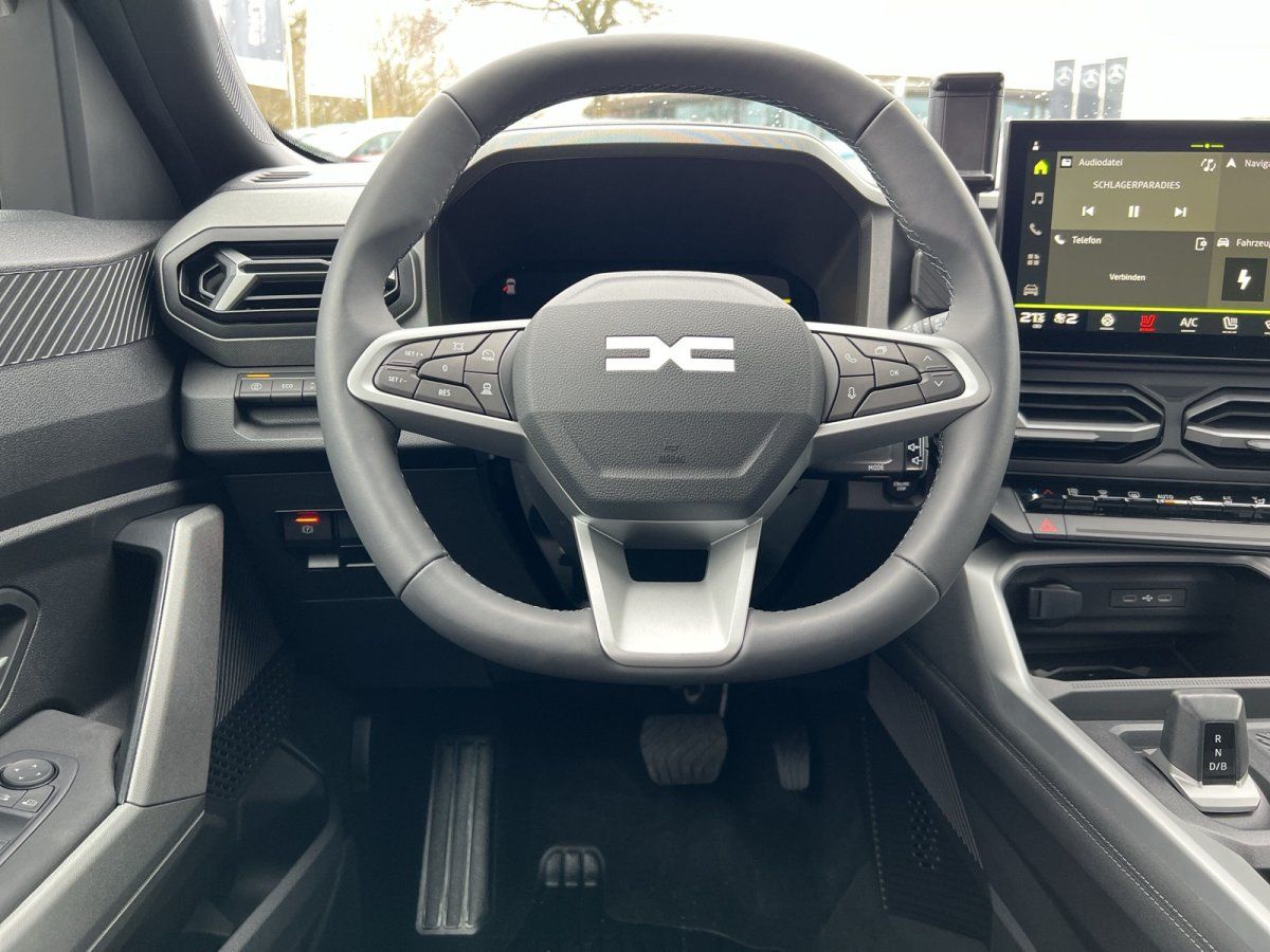 Dacia Innenraum mit Lenkrad, digitalem Cockpit und Infotainment-Bildschirm