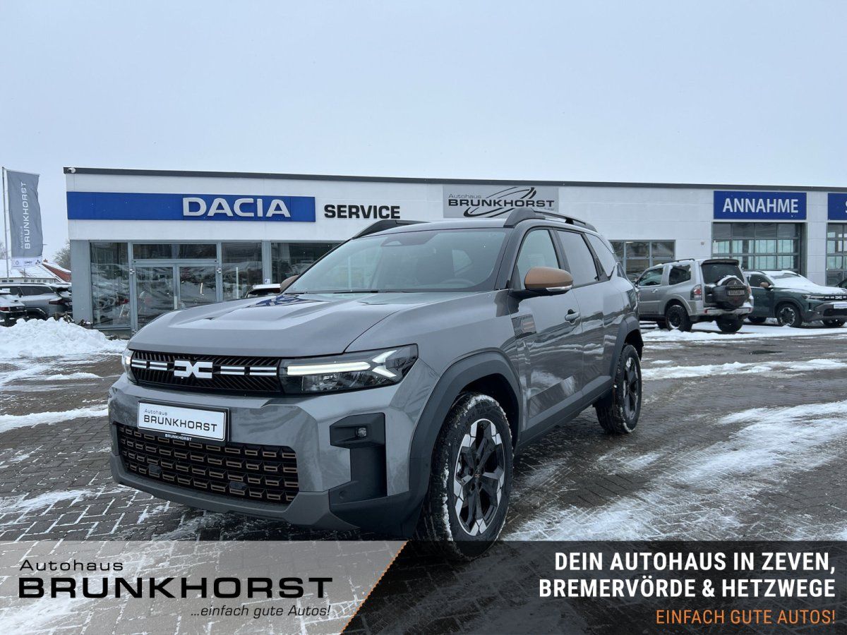 Dacia Duster SUV in Grau im Autohaus Brunkhorst Showroom – Frontansicht