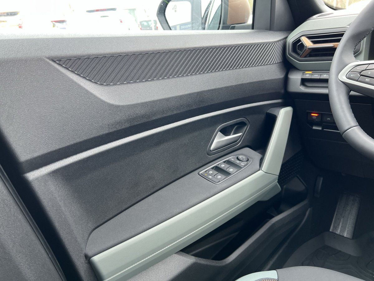 Volkswagen Innenraum Fahrertür mit Fensterheberschalter und modernem Armaturenbrett