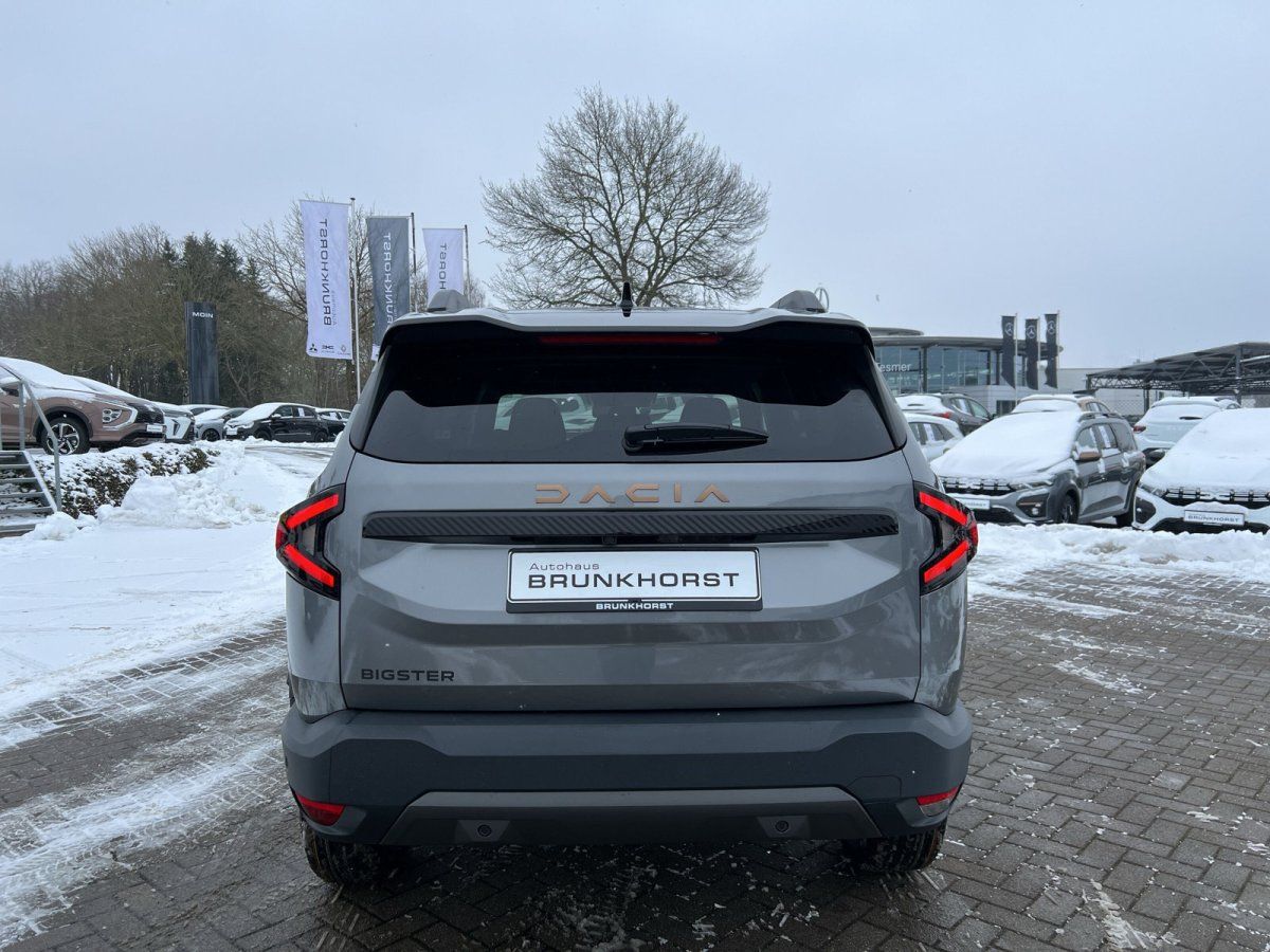 Dacia Bigster SUV Heckansicht in Grau im Autohaus Brunkhorst Showroom