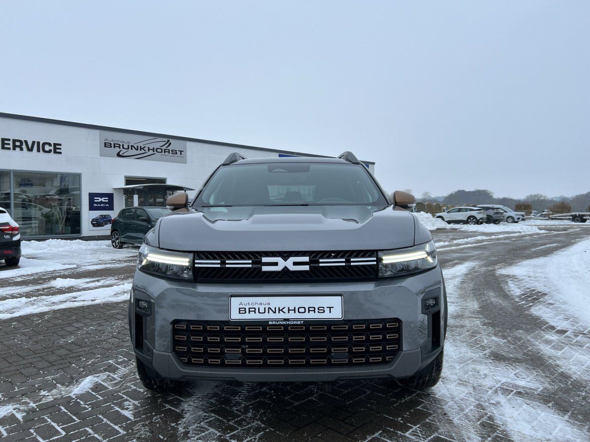 Dacia Duster SUV grau Frontansicht im Autohaus Brunkhorst Showroom
