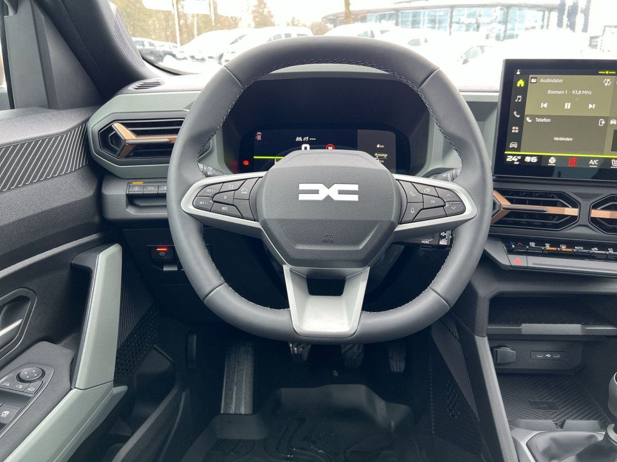 Dacia Innenraum mit Lenkrad und Infotainment-Display im Autohaus