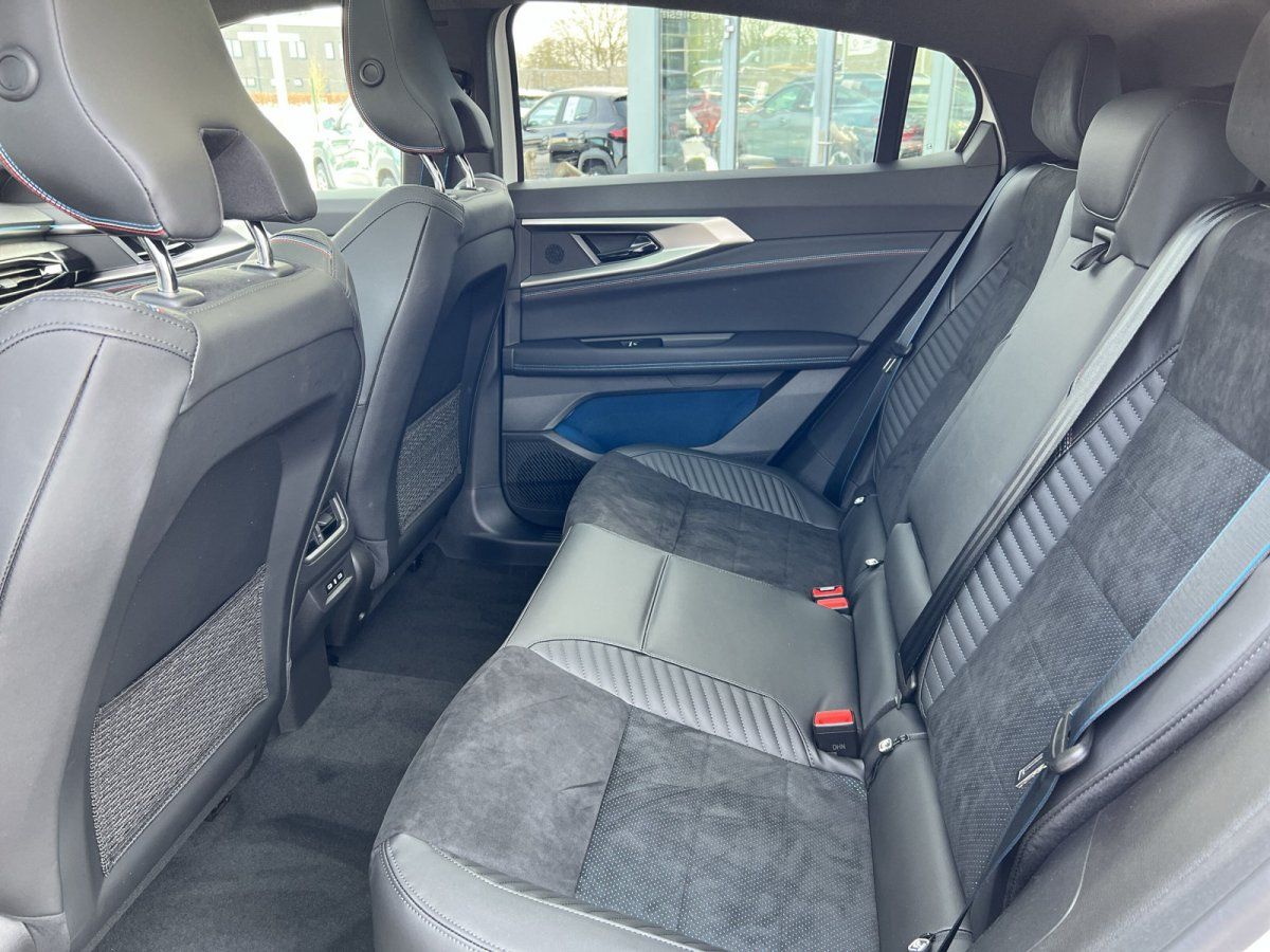 Schwarzes Leder-Alcantara Interieur Rücksitzbank eines modernen SUV im Autohaus