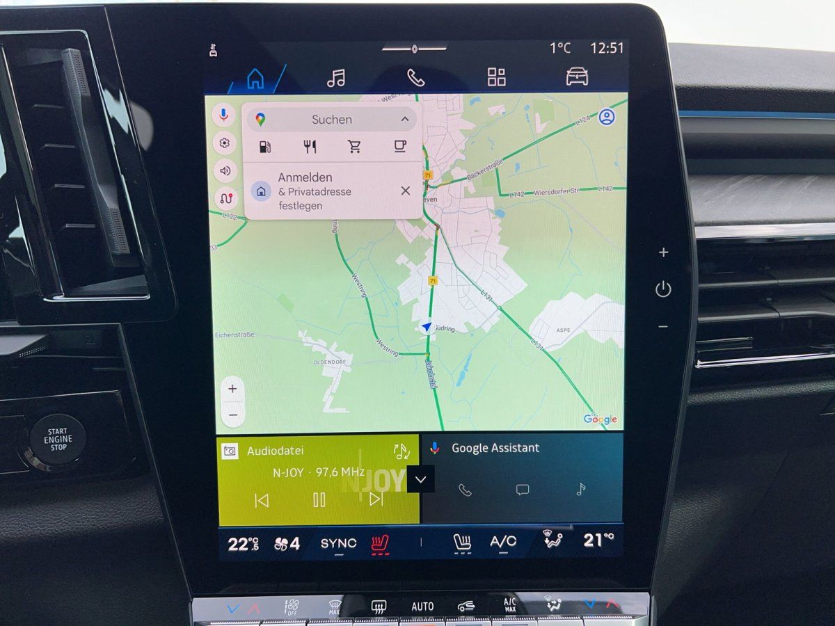 Volkswagen Innenraum mit großem Infotainment-Touchscreen und Google Maps Navigation im Autohaus