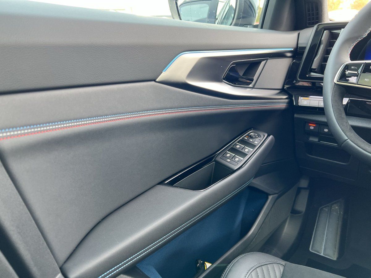 Fahrzeug Innenraum Fahrertür mit Fensterheber-Schalter und schwarzem Leder-Türverkleidung