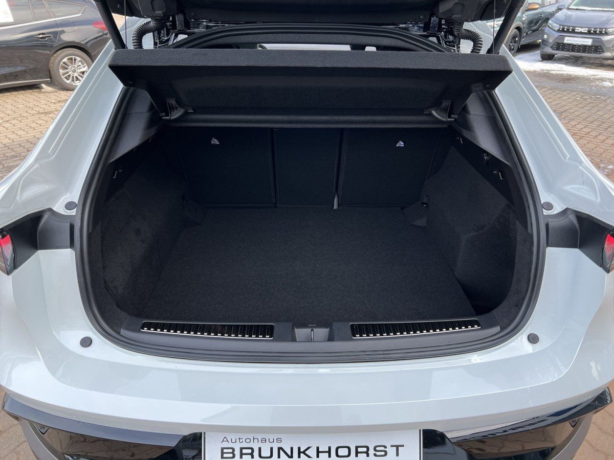 Weißes SUV Coupé mit geöffnetem Kofferraum im Autohaus Brunkhorst Showroom