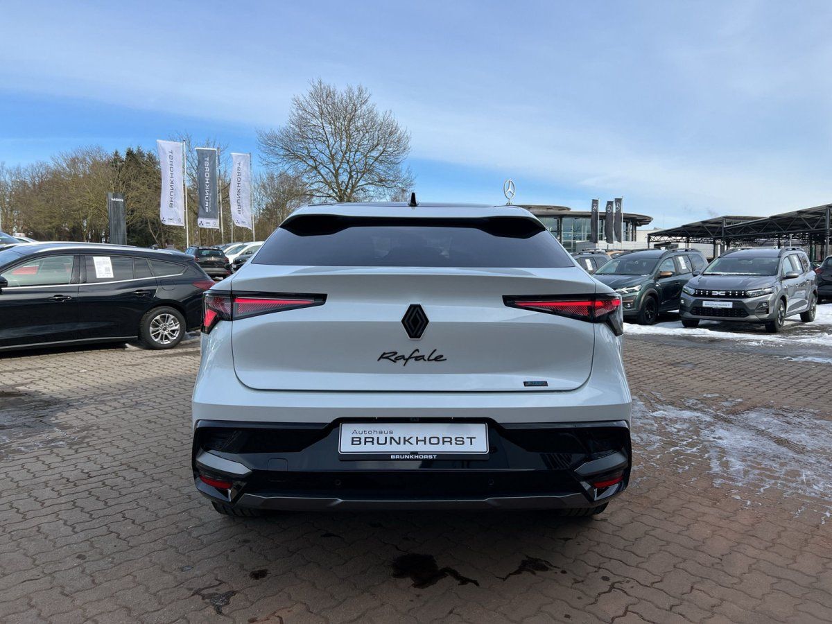 Renault Rafale weiß Heckansicht im Autohaus Brunkhorst Showroom