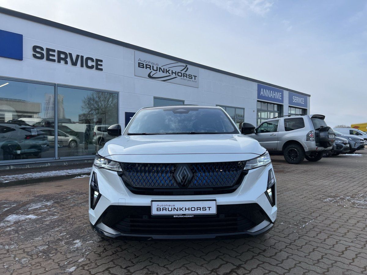 Weißer Renault SUV Frontansicht im Autohaus Brunkhorst Showroom