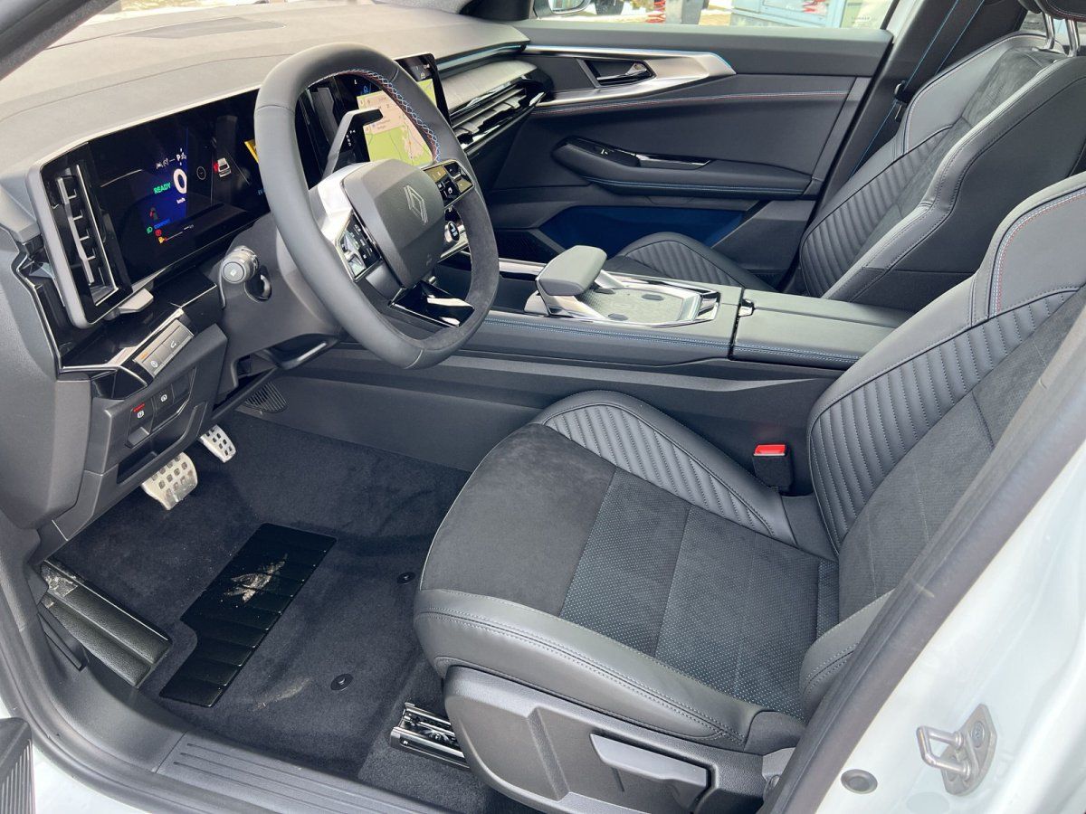 Renault Innenraum mit schwarzen Ledersitzen, digitalem Cockpit und modernem Lenkrad