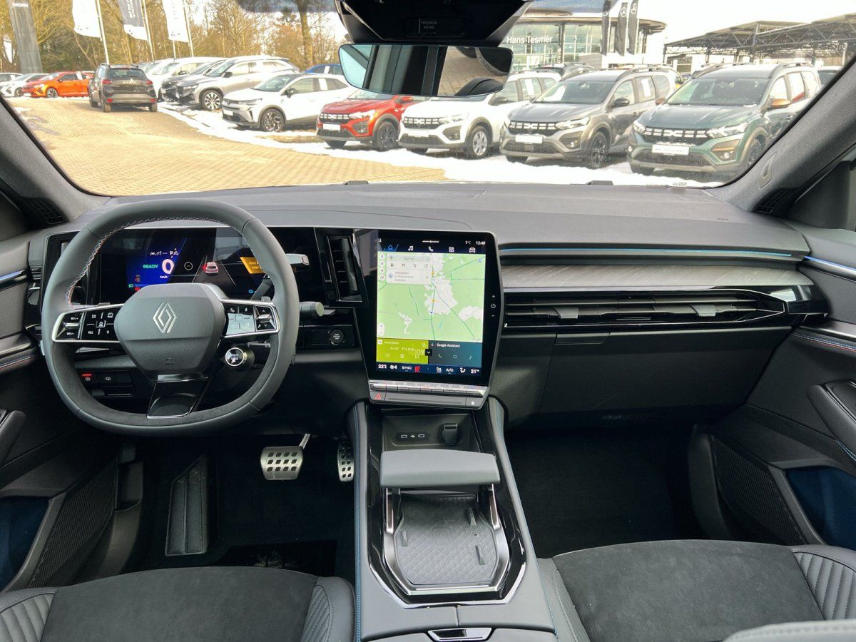 Renault Innenraum mit großem Touchscreen-Navigationssystem und modernem Cockpit-Design
