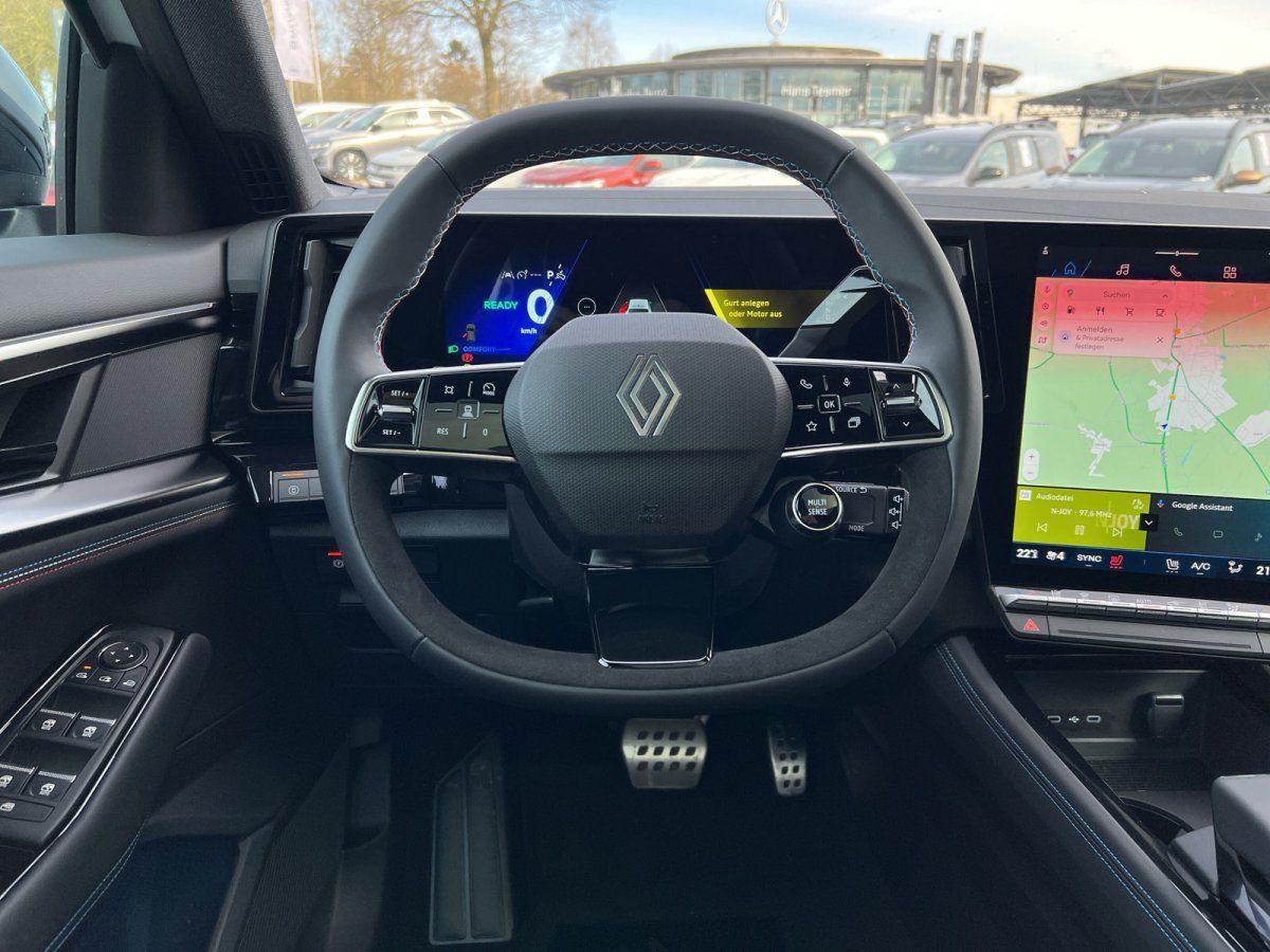 Renault Innenraum mit digitalem Cockpit und großem Touchscreen-Infotainmentsystem