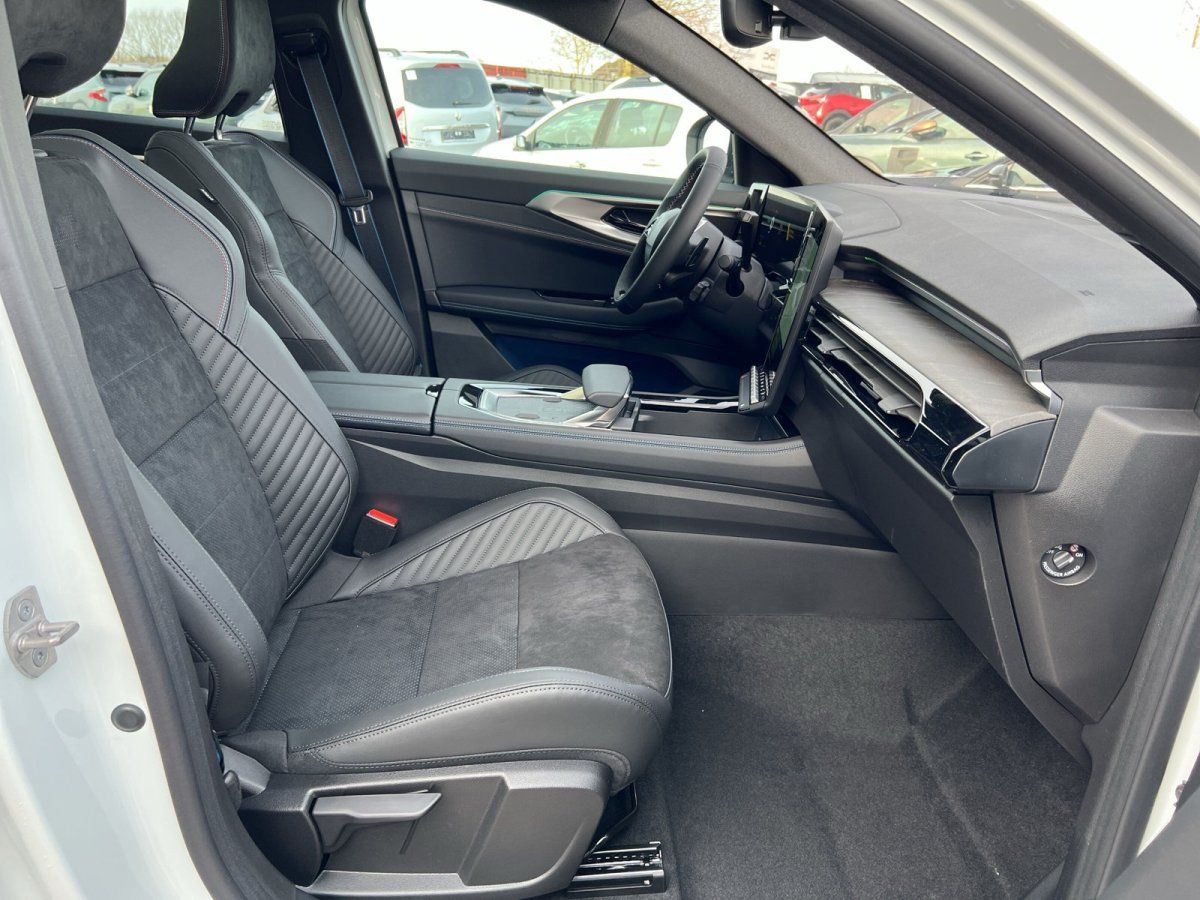 Fahrzeuginnenraum mit schwarzen Sportsitzen und modernem Cockpit