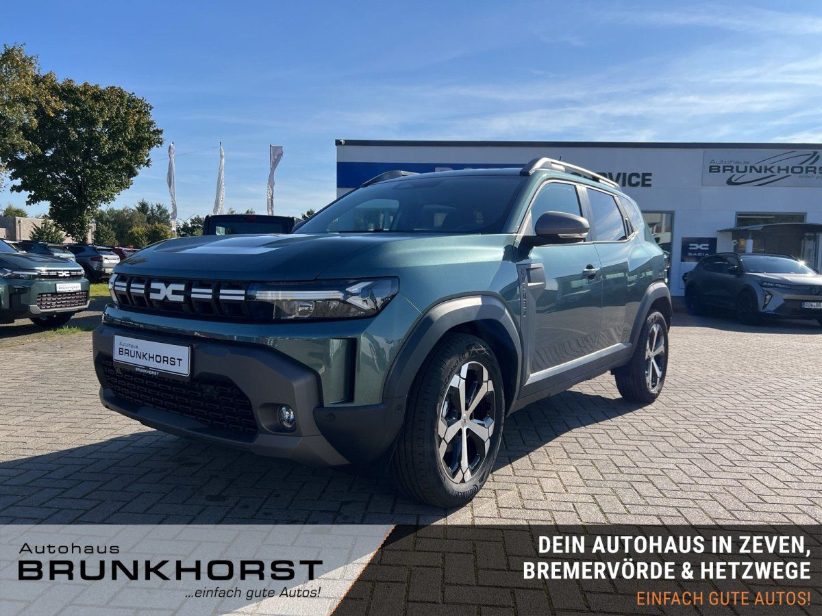 Dacia Duster SUV in Dunkelgrün im Autohaus Brunkhorst Showroom
