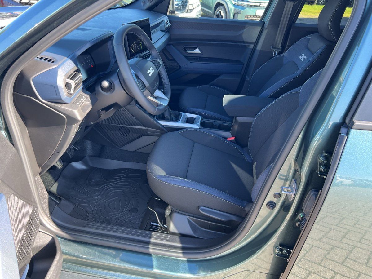 Dacia Duster Innenraum Fahrerseite mit schwarzen Stoffsitzen und modernem Cockpit