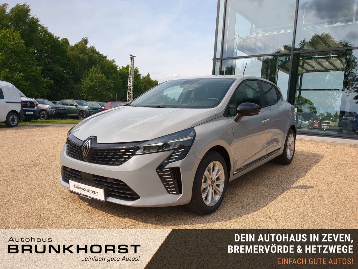 Renault Clio Facelift in Grau im Autohaus Showroom – Frontansicht schräg