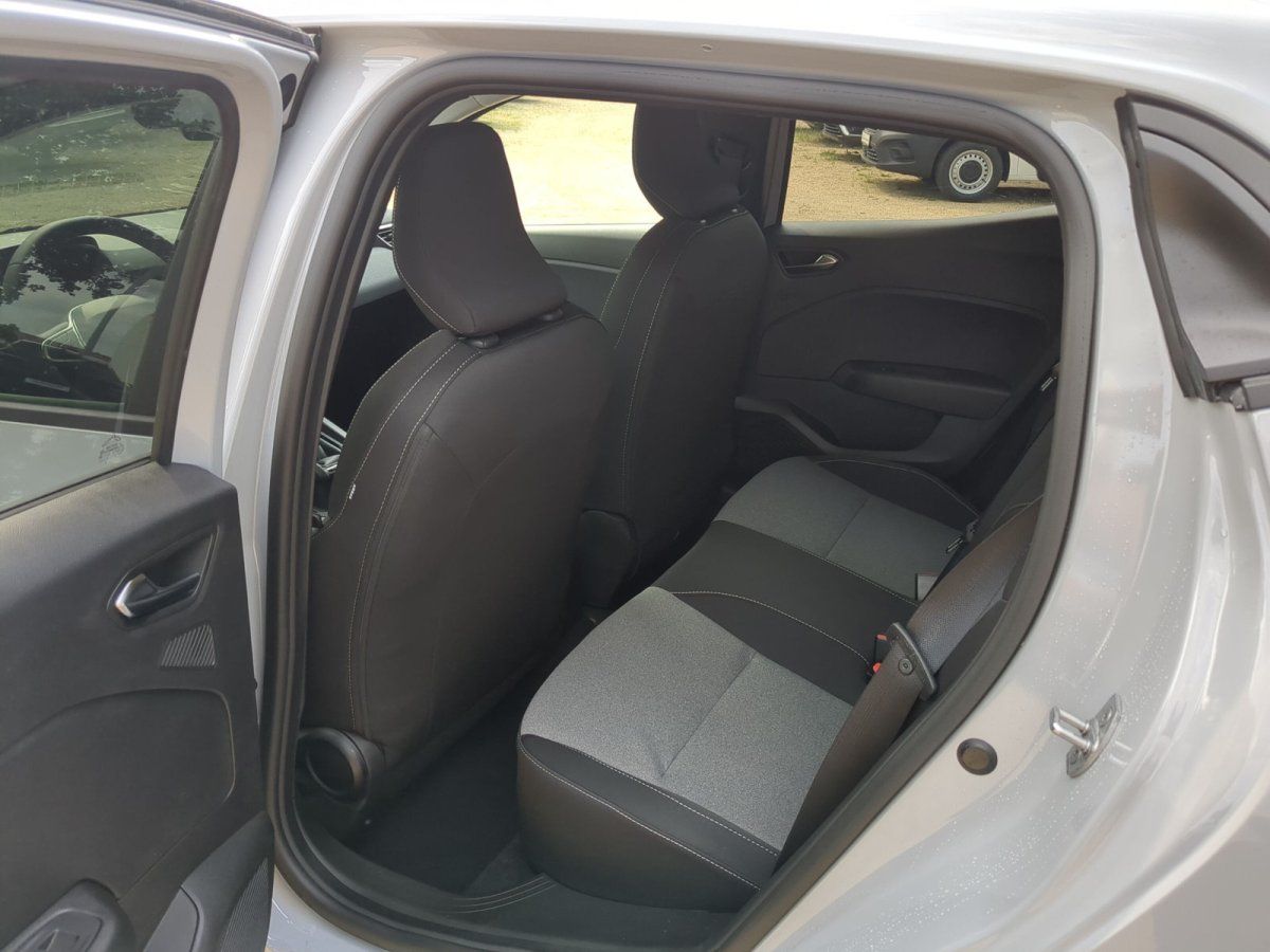 Innenraum Rücksitzbank eines silbernen Renault mit schwarzen Stoffsitzen im Autohaus