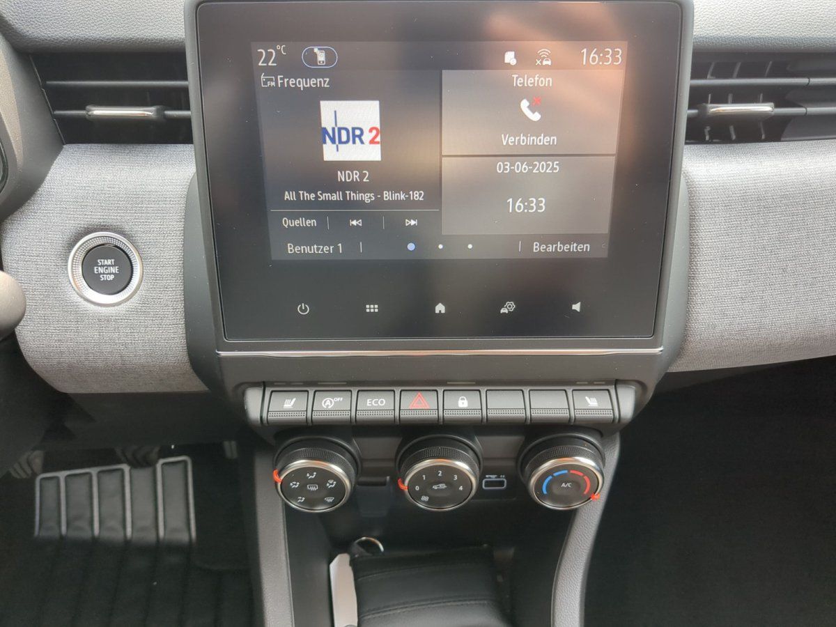 Dacia Sandero Innenraum mit Infotainment-Display NDR 2 Radio im Autohaus