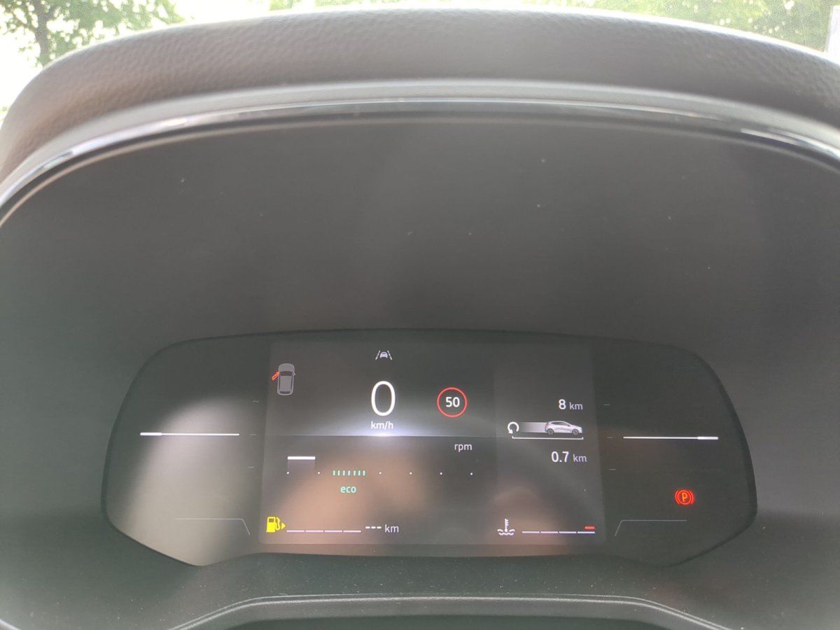 Fahrzeug-Innenraum mit digitalem Cockpit in modernem Autohaus mit Ausstellungsfahrzeugen