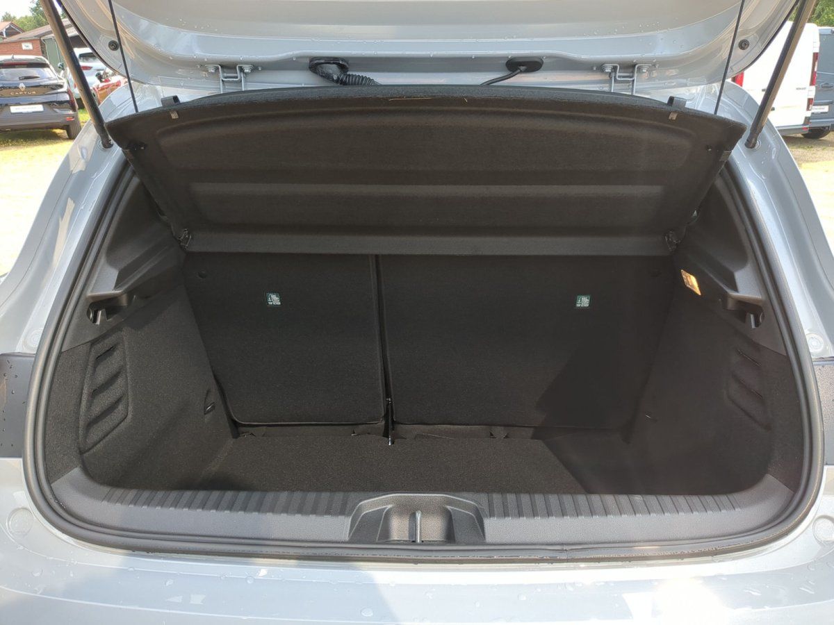 Silbernes Fahrzeug mit geöffnetem Kofferraum im Autohaus – geräumiger Laderaum