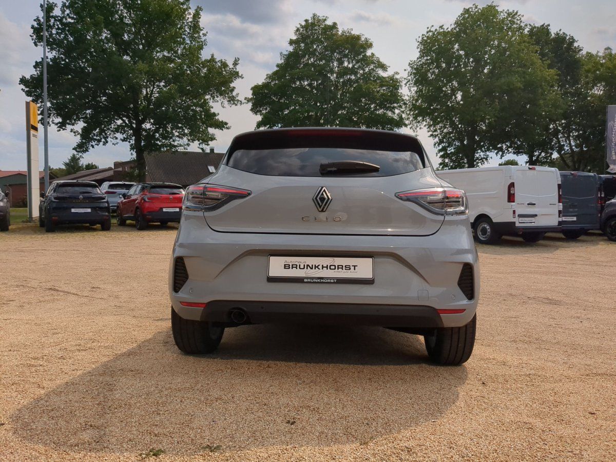 Renault Clio Heckansicht in Silber im Autohaus Brunkhorst Showroom