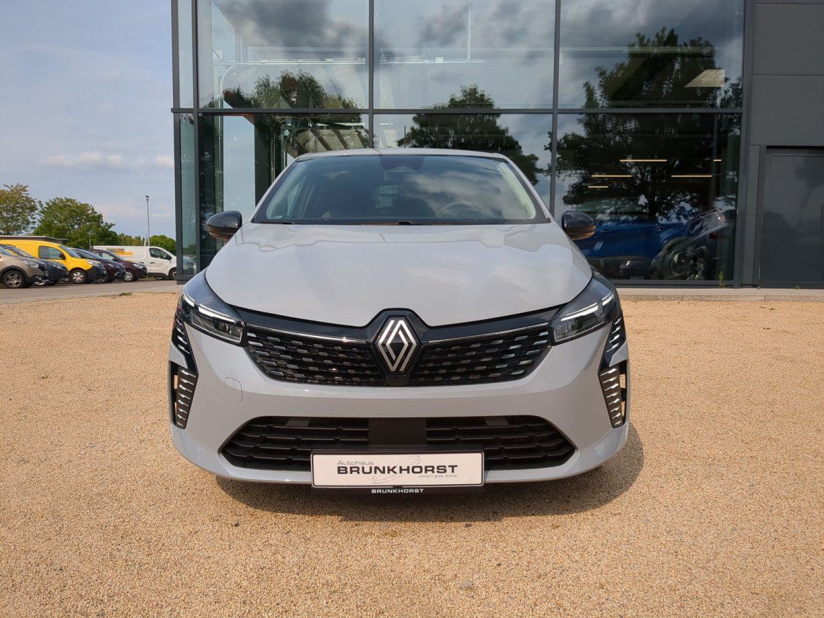 Renault Clio in Silber Frontansicht im Autohaus Brunkhorst Showroom