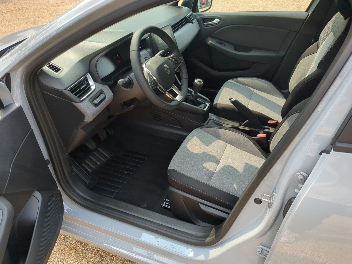 Renault Innenraum mit Lenkrad, Schaltgetriebe und grau-schwarzen Stoffsitzen im Autohaus