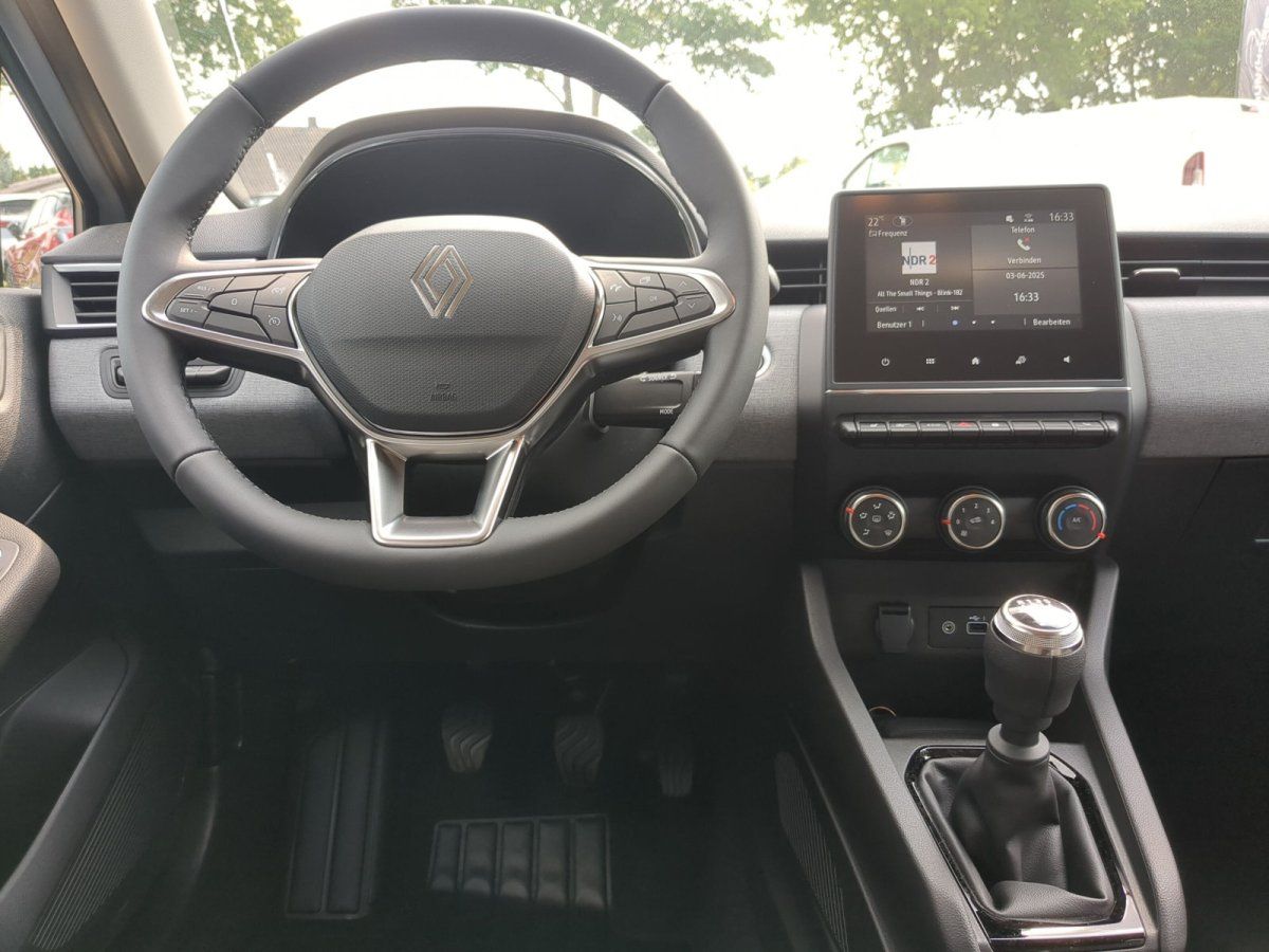 Renault Clio Innenraum mit Lenkrad, Instrumententafel und Infotainment-System im Autohaus