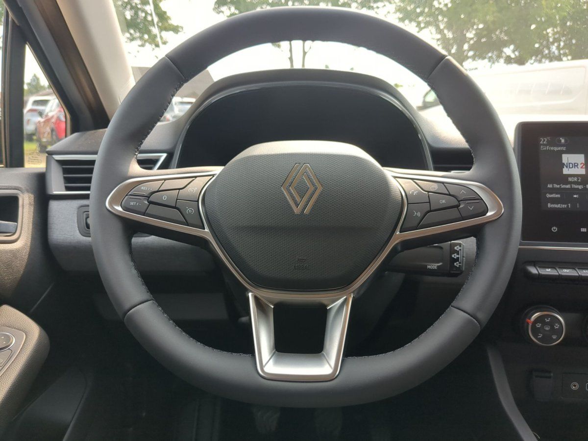Renault Innenraum mit Lenkrad und digitalem Cockpit – modernes Fahrzeuginterieur
